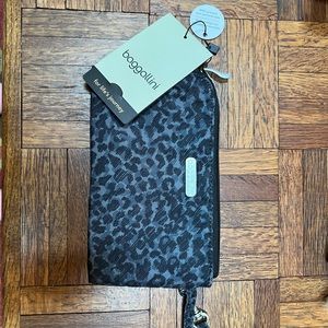 Baggallini RFID wristlet